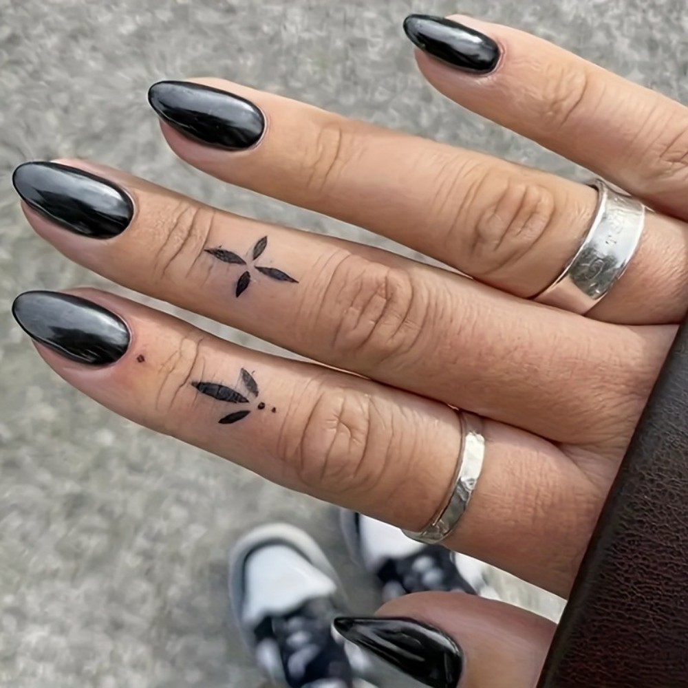 Nail Art Gothic - Kuku Palsu Hitam Mengkilap Model Almond